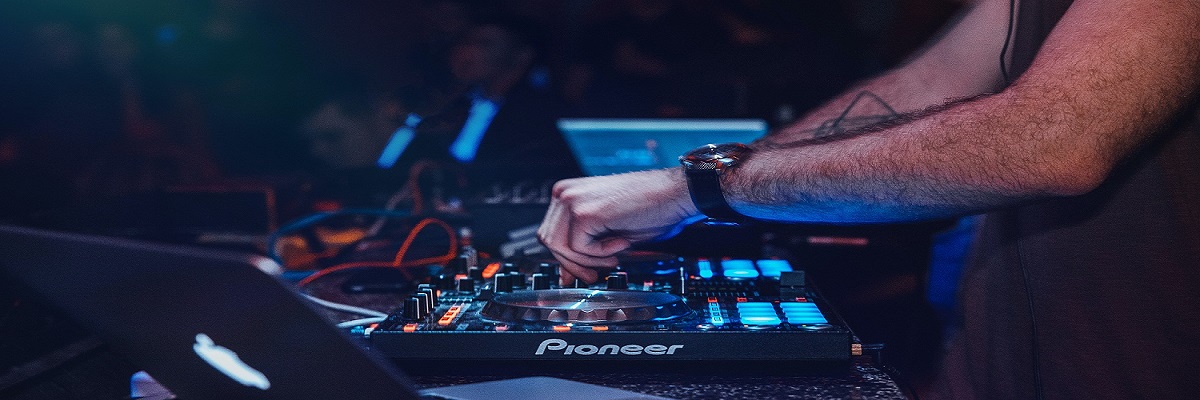 Winamp classic media player with Shoutcast DSP plugin for simple audio broadcasting to internet radio servers